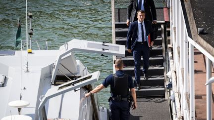 Emmanuel Macron monte dans une navette des douanes pour rejoindre le ministère de l'Economie après sa démission, le 30 août 2016 à Paris. (LIONEL BONAVENTURE / AFP)