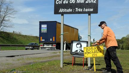 J-2 "Ladameenrouge", un artiste st&eacute;phanois&nbsp;connu pour ses d&eacute;tournements de panneaux de signal&eacute;tiques transforme le col de la Beaurie (Loire) en col du 6 mai 2012. (YVES SALVAT / LE PROGRES / MAXPPP)