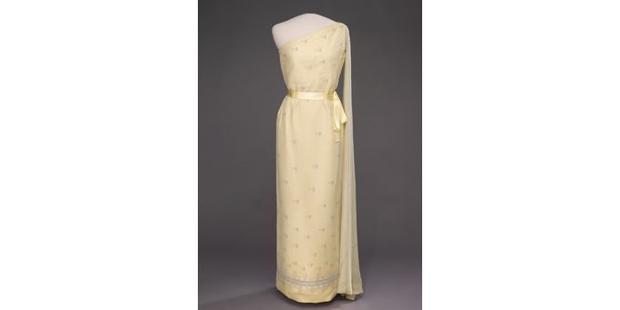 Robe en soie jaune signée Oleg Cassini et portée par Jacqueline Kennedy en 1961
 (Musée de l&#039;Histoire US de Washington)