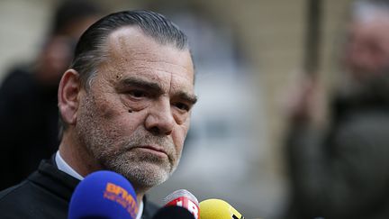 Franck Berton, l'ancien avocat français de Salah Abdeslam, s'exprime face à la presse au palais de justice de Paris, le 27 avril 2016. (MATTHIEU ALEXANDRE / AFP)