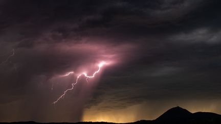 Des éclairs dans le ciel à Clermont-Ferrand (Puy-de-Dôme), le 2 juin 2022. (MAXPPP)