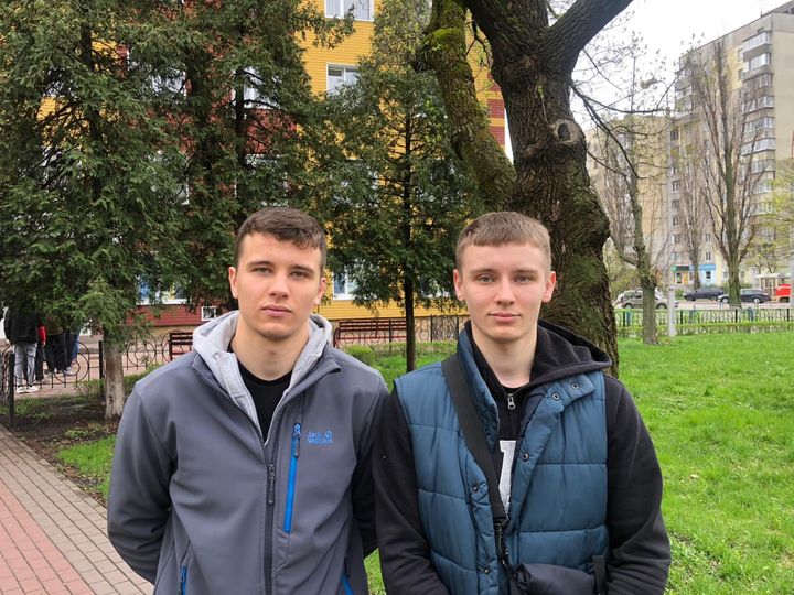 Yaroslav et Bogdan, jumeaux de 21 ans, ne sont pas obligés de s'engager dans l'armée, car ils sont étudiants. (MATHILDE DEHIMI / RADIOFRANCE)