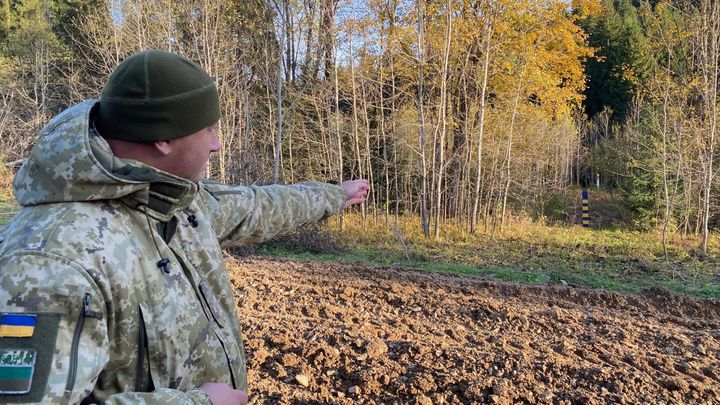 Le sous-colonel Akimov désigne la forêt à la frontière ukraino-roumaine, par laquelle tentent de passer les déserteurs. Octobre 2023 (BORIS LOUMAGNE / FRANCEINFO / RADIO FRANCE)