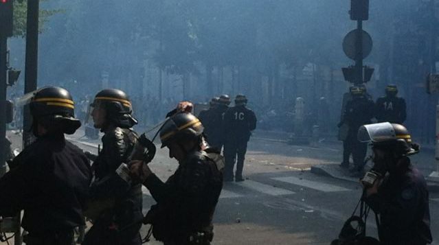 Affrontement entre casserus et forces de l'ordre apr&egrave;s la manifestation pro-palestinienne interdite &agrave; Paris, le 19 juillet 2014. (THOMAS PAGA / FRANCE 2)