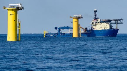 Des éoliennes en&nbsp;construction&nbsp;au large de Saint-Nazaire, en&nbsp;Loire-Atlantique, le 21 septembre 2021. (SEBASTIEN SALOM-GOMIS / AFP)