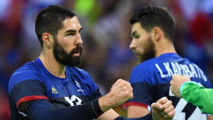 Le demi-centre français Nikola Karabatic vient de marquer&nbsp;un but,&nbsp;lors du match de handball France-Qatar aux Jeux olympiques à&nbsp;Rio (Brésil), le 9 août&nbsp;2016. (FRANCK FIFE / AFP)