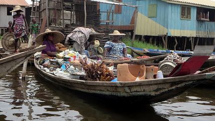 Près d’un tiers des faux médicaments distribués en Afrique sub-saharienne transitent par le port de Cotonou. D-Stanley on Visual Hunt