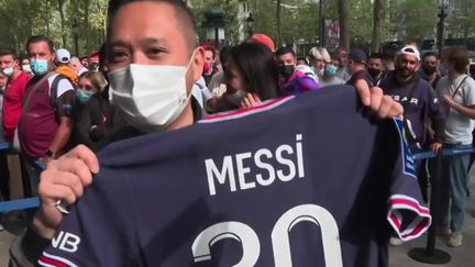 L’arrivée de Lionel Messi au PSG suscite un immense engouement dans la capitale. Les boutiques du club parisien sont prises d’assaut par des centaines de supporters. (CAPTURE ECRAN FRANCE 2)