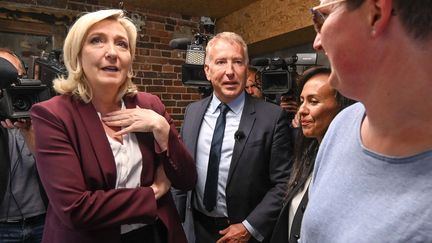 La candidate du Rassemblement national aux élections législatives, Marine Le Pen, lors d'une visite à Omecourt (Oise), le 1er juin 2022. (DENIS CHARLET / AFP)