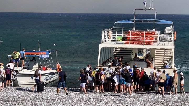 Des touristes évacués de l'île de Rhodes (Grèce), le 22 juillet 2023. (DAMIANIDIS LEFTERIS / MAXPPP)