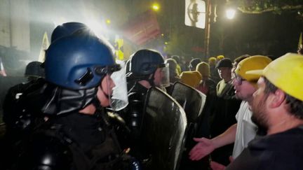 Les agriculteurs de la Coordination rurale ont déversé des déchets devant la préfecture d'Agen, dans le Lot-et-Garonne, mardi 19 novembre. Un péage a été bloqué dans les Pyrénées-Orientales.