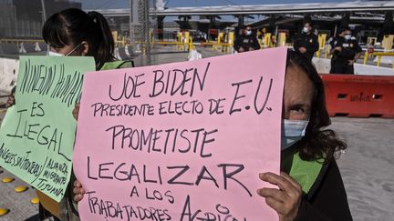 Des Mexicains manifestent pour demander au nouveau président américain Joe Biden de régulariser les travailleurs agricoles méxicains, en décembre 2020, à Tijuana (Mexique). (GUILLERMO ARIAS / AFP)