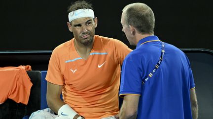 Rafael Nadal, ici soigné lors de l'Open d'Australie en janvier, peine à revenir sur le circuit. (MANAN VATSYAYANA / AFP)