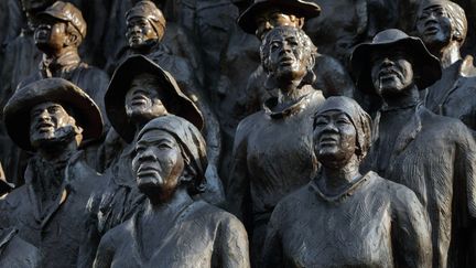 Une sculpture en bronze d'esclaves émancipés d'Ed Dwight, érigée en 2016 par la Texas African American History Memorial Foundation. (MANUEL COHEN / AFP)