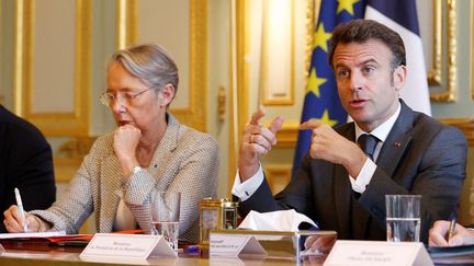 La Première ministre, Elisabeth Borne, et le président de la République, Emmanuel Macron, le 18 avril 2023 à l'Elysée, à Paris. (STEPHANIE LECOCQ / AFP)