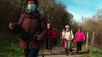 Les spécialistes de santé recommandent la marche pour se dépenser. Marcher chaque jour serait bon pour notre santé et notre bien-être.&nbsp; (France 2)