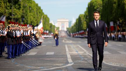 Le président français Emmanuel Macron passe en revue les troupes sur les Champs Elysées pendant le défilé militaire du 14-Juillet. (SARAH MEYSSONNIER/POOL)