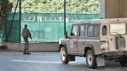 Un militaire à proximité du lieu où un véhicule a foncé sur un groupe de militaires de l'opération Sentinelle, à Levallois-Perret (Hauts-de-Seine), le 9 août 2017. (STEPHANE DE SAKUTIN / AFP)