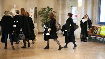 Des avocates du barreau de la Drôme sont dans la salle des pas perdus du palais de justice de Valence avant une audience correctionnelle, le 16 janvier 2020. (NICOLAS GUYONNET / HANS LUCAS / AFP)