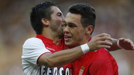 Moutinho (à gauche) félicite Lucas Ocampos (à droite).  (VALERY HACHE / AFP)