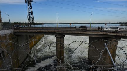 Une route près du barrage&nbsp;hydroélectrique&nbsp;de Kakhovka, dans la région de Kherson (Ukraine), le 20 mai 2022. (OLGA MALTSEVA / AFP)