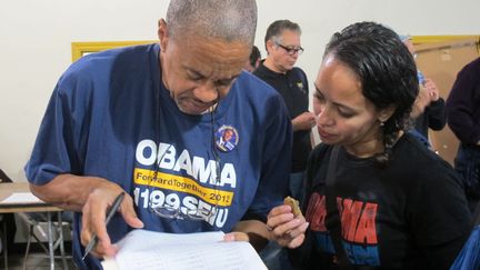 Ron McCalla et Milly Silva, du syndicat 1199 SEIU, passent en revue la liste des militants pr&eacute;sents au QG de Philadelphie (Pennsylvanie, Etats-Unis),&nbsp;le 20 octobre. (MARION SOLLETTY / FTVI)