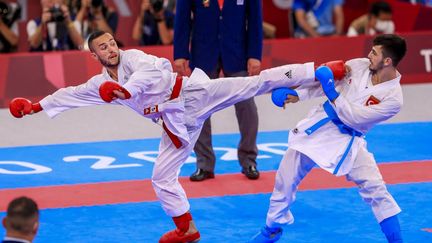 Steven Da Costa (à gauche) lors des Jeux Olympique de Tokyo en karaté, le 5 août 2021. (AHMET IZGI / ANADOLU AGENCY)