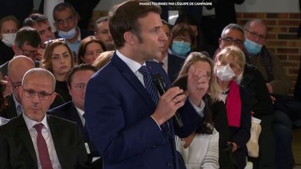 Emmanuel Macron n'a pas pu appliquer sa réforme des retraites au cours de son quinquennat.&nbsp;Il en dégaine donc une autre pour un éventuel prochain mandat :&nbsp;il ne propose plus une retraite à points, mais un recul de l'âge de départ à 65 ans.&nbsp;Il souhaite également instaurer une pension minimum de 1 100 euros. (FRANCE 2)