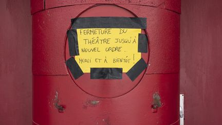 Affichette datant du 11 mai 2020, après le premier confinement généralisé décidé en mars 2020, à l'entrée du Théâtre du Point Virgule à Paris, annonçant une fermeture jusqu'à nouvel ordre de la salle. (MASHA MOSCONI / HANS LUCAS)