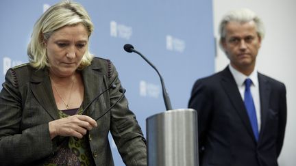 Marine Le Pen et Geert Wilders, le leader du Parti pour la libert&eacute; n&eacute;erlandais,&nbsp;le 13 novembre 2013, lors d'une conf&eacute;rence de presse commune &agrave; La Haye (Pays-Bas). (MARTIJN BEEKMAN / ANP MAG / AFP)