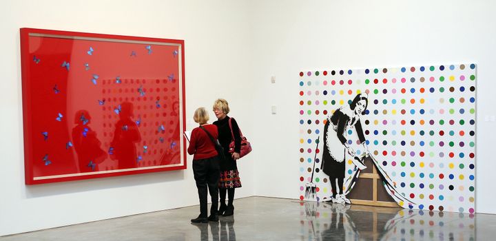 Peinture de Damien Hirst à gauche, "Keep it Spotless" à droite, oeuvre conjointe de Damien Hirst et Banksy, à New York en 2008, gallerie Gagosian.
 (SCOTT GRIES / GETTY IMAGES NORTH AMERICA / AFP)