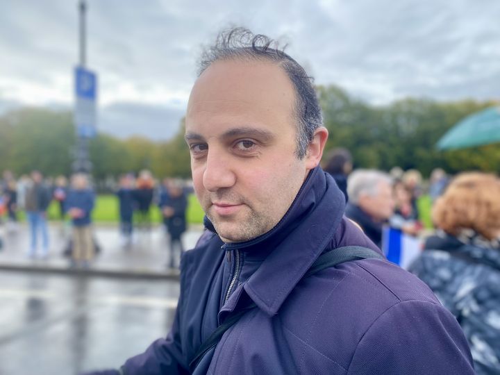 Mickaël, à la manifestation contre l'antisémitisme à Paris, le 12 novembre 2023. (MATHILDE GOUPIL / FRANCEINFO)