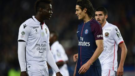 Choc de buteurs entre Mario Balotelli et Edinson Cavani (MARTIN BUREAU / AFP)