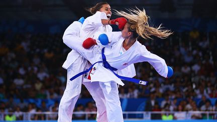 La française Emilie Thouy (en rouge) contre la croate Jelena Kovacevic (en bleu) aux jeux européens de Baku, en Azerbaijan, le 13 juin 2015. (PAUL GILHAM / GETTY IMAGES EUROPE)