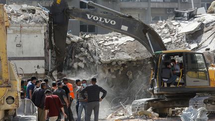 Des habitants sont massés près de l'annexe détruite de l'ambassade d'Iran à Damas (Syrie), le 1er avril 2024. (LOUAI BESHARA / AFP)