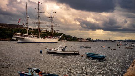 Le trois-mâts norvégien, Statsraad Lehmkuhl, arrive dans le port de La Havane (Cuba) 2021 (YAMIL LAGE / AFP)