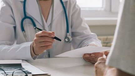 Le tarif des médecins libéraux en discussion (© Getty Images)