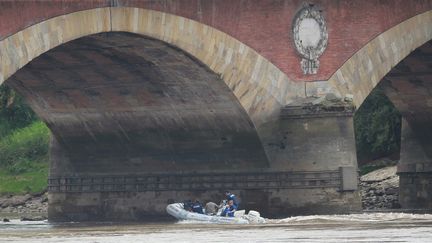 Le Zodiac de la Gendarmerie &eacute;quip&eacute; d'un sonar et de plongeurs m&egrave;ne les recherches le 22 juin 2012 &agrave; Bordeaux (Garonne) pour tenter de retrouver le disparu de la F&ecirc;te de la musique.  (THIERRY DAVID / SUD OUEST / MAXPPP)