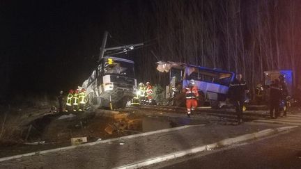 La collision s'est produite entre un train et un bus scolaire, jeudi 14 décembre 2017, sur un passage niveau situé entre Millas et Saint-Feliu-d'Amont (Pyrénées-Orientales). (MAXPPP)