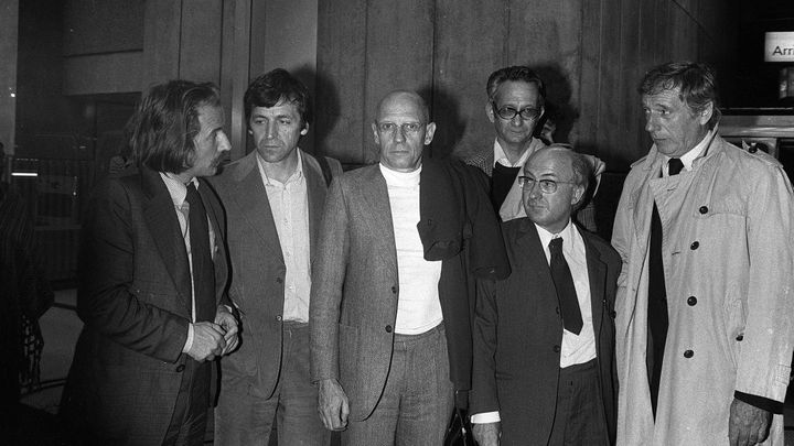 en 1970, Costa-Gavras (2e à gauche) avec Régis Debray, Michel Foucault, Claude Mauriac, le R. P. Laudouze et, à droite de l'image, Yves Montand, expulsés d'Espagne où ils étaient venus réclamer la clémence au procès de Burgos. Les pressions internationales dont cette visite de personnalités fançaises avaient évité la peine de mort aux six principaux inculpés basques.
 (ALEXANDRE JEAN-LUC / SIPA)