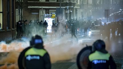 Des policiers font face à des opposants au couvre-feu à Rotterdam, aux Pays-Bas, le 25 janvier 2021. (KILLIAN LINDENBURG / ANP MAG / AFP)