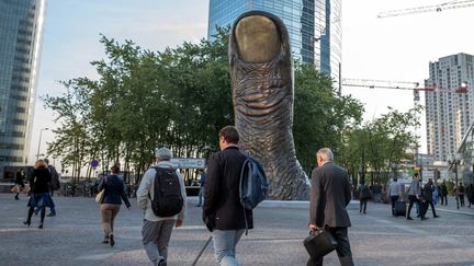 Des cadres reprennent le travail dans le quartier d'affaires de La Défense. (MAXPPP)