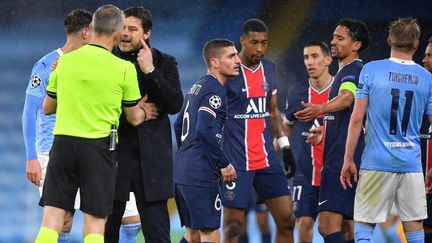 Les&nbsp;Parisiens discutent avec l'arbitre lors du match face à Manchester City en demi-finale de la Ligue des champions, le 4 mai 2021 (PAUL ELLIS / AFP)