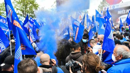 Des policiers brandissant des drapeaux de leur syndicat Allance manifestent le 19 mai 2021 à Paris. (DOMINIQUE BOUTIN / SPUTNIK / AFP)