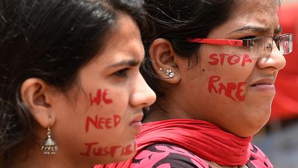 Des femmes manifestent en Inde, &agrave; Bangalore, le 20 juillet 2014, apr&egrave;s plusieurs cas de viols dans le pays. (MANJUNATH KIRAN / AFP)