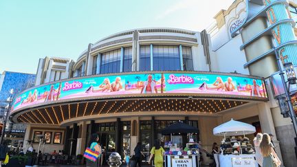 Le cinéma Grove à Los Angeles aux couleurs de Barbie, le 20 juillet 2023. (VALERIE MACON / AFP)