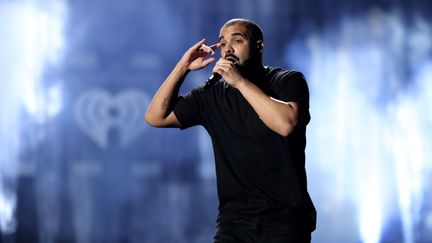 Drake sur la scène du&nbsp;iHeartRadio Music Festival de Las Vegas en 2016.&nbsp; (CHRISTOPHER POLK / GETTY IMAGES NORTH AMERICA)