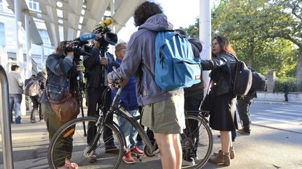 UIn lyc&eacute;en en jupe est interrog&eacute; par des journalistes,&nbsp;vendredi 16 mai 2014, au lyc&eacute;e Cl&eacute;menceau de Nantes (Loire-Atlantiques). (MAXPPP)