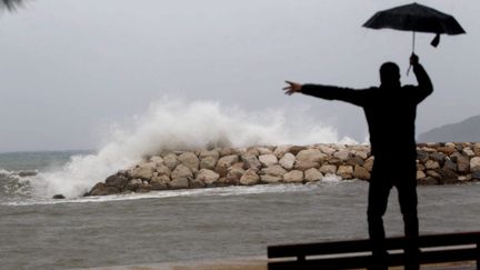 Un homme face &agrave; la plage de Toulon (Var), le 4 novembre 2014.&nbsp; (MAXPPP)