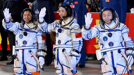 Les trois astronautes chinois au centre de lancement de Jiuquan en Chine avant leur décollage le 30 octobre 2024. (ADEK BERRY / AFP)